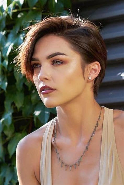 hairstyles short brown hair|short brunette hair with highlights.